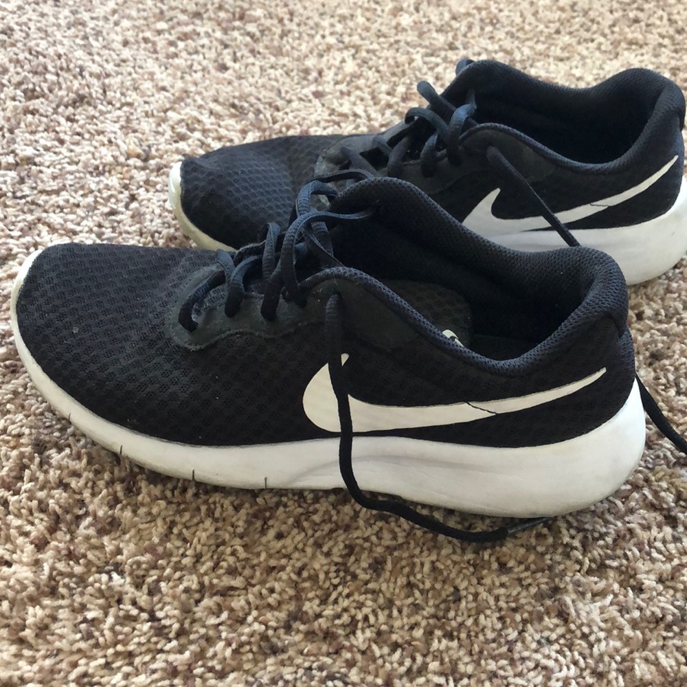 Size 6 Nike women’s shoes